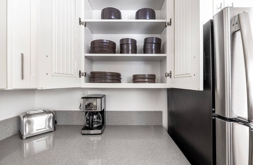 Atwater Village Apartment | Classic Glendale 1BR w/Gym, Pool, walkable location, by Blueground