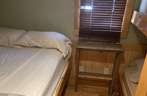 Venice Boat Rental | Classic houseboat with 5 private bedrooms and great patio