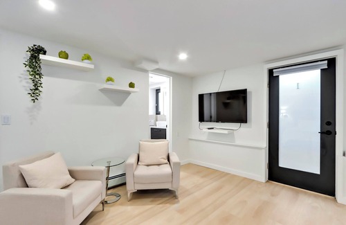 Burnaby House | Classic King Size Guest Suite
