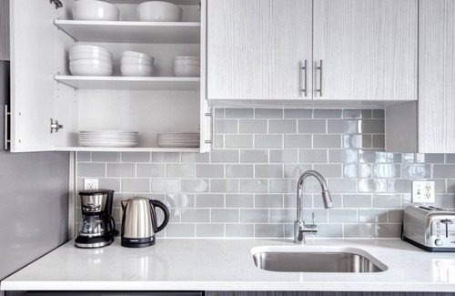 Logan Circle Apartment | Classic Logan Circle 1BR w/Gym, W/D & Pool, walk to bars, by Blueground