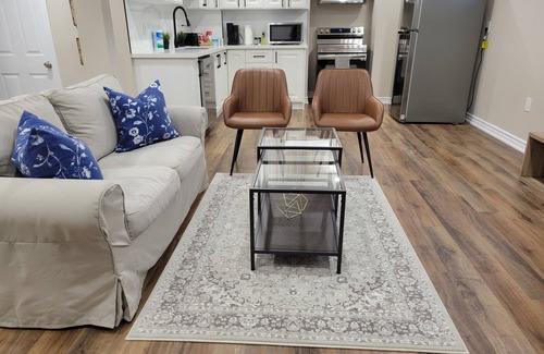 Whitby Apartment | Clean and Modern Guest Suite in Whitby