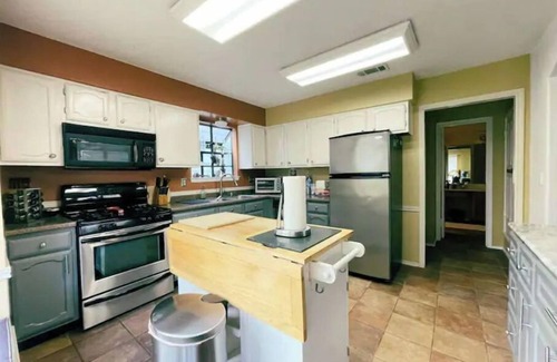 Wells Branch House | Clean, Comfortable Stress Relief house in Austin