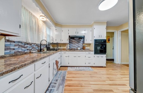Collinsville House | Clean, Convenient and Comfortable 3BR home