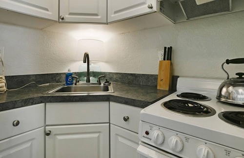 Pass-a-Grille Apartment | Clean & Cozy Stay - King Bed, Pool, Close to Beach