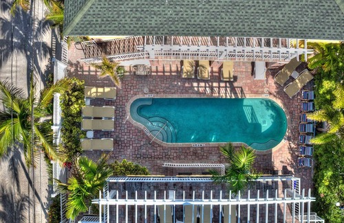Pass-a-Grille Apartment | Clean & Cozy Stay - King Bed, Pool, Close to Beach