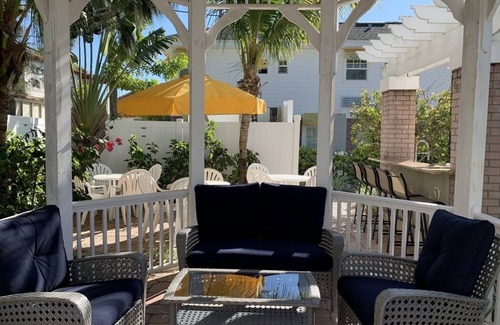 Pass-a-Grille Apartment | Clean & Cozy Stay - King Bed, Pool, Close to Beach