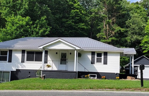Rockwood House | Clean, crisp, and cozy!