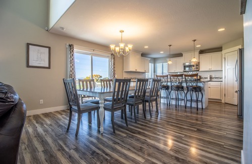 Sunset Heights House | Clean Golf Home w/Scenic Views - Up to 4500 sqft, 8 Spacious Rooms, 4.5 Bath!