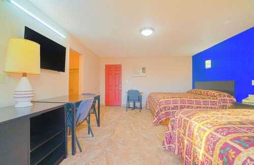 Weslaco Hotel | Clean King Room – Convenient Stay Near Mayor Pablo Peña Park & Attractions