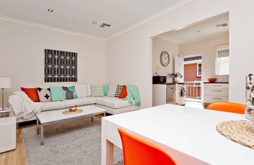 Glenelg Apartment | Clean spacious unit