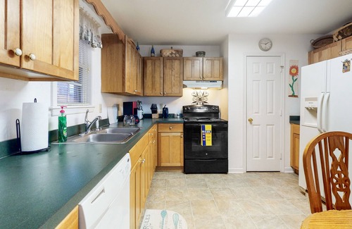Clearwater House | Clearwater Home, perfectly located w/Shared Pool, Private Washer/Dryer, & WiFi