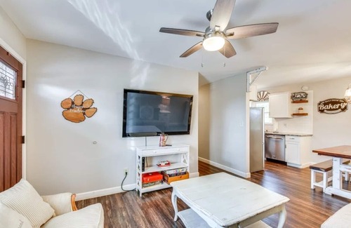 Clemson House | Clemson House 1 mile from University & Stadium!