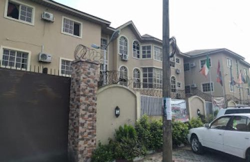 Port Harcourt Cabin | Clen-phil Hotels - Deluxe Standard close to many attractions