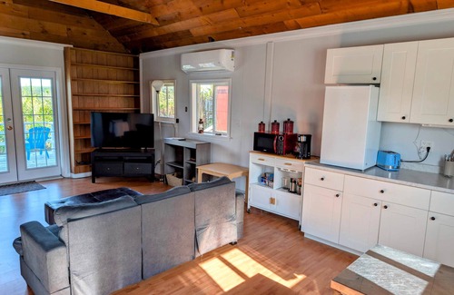 Alert Bay Cottage | Cliff Haven on the Bay, Panoramic Ocean & Mountain views, 1 bdrm, 2 beds Cottage