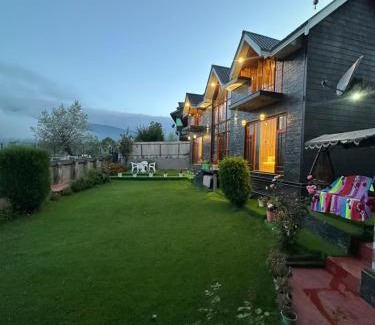 Srinagar House | Cliffside cottage