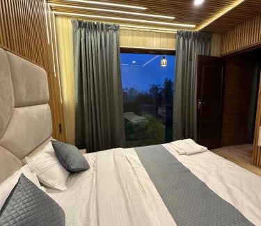 Srinagar House | Cliffside cottage