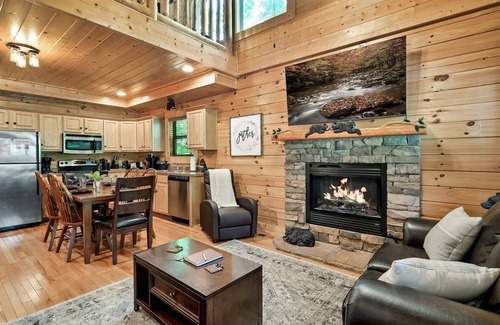 Gatlinburg - Pigeon Forge Cabin | Close to Pkwy! Cozy Cabin, Hot Tub, Pool Table