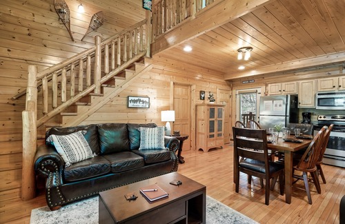 Gatlinburg - Pigeon Forge Cabin | Close to Pkwy! Cozy Cabin, Hot Tub, Pool Table