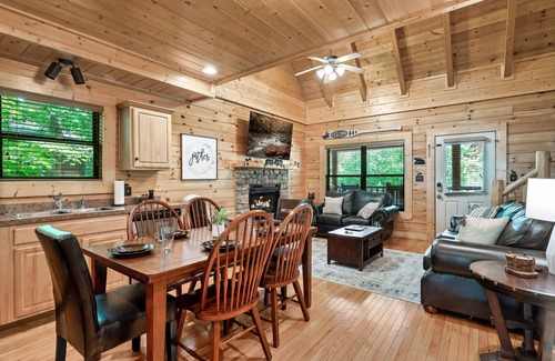 Gatlinburg - Pigeon Forge Cabin | Close to Pkwy! Cozy Cabin, Hot Tub, Pool Table