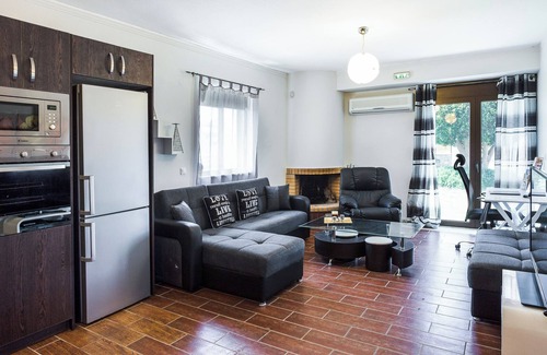 Houdetsi Villa | Close to Sandy Beach & Walking Distance to Amenities