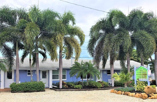 Saint James City Apartment | Closest Inn to Deep Water in St James City. Perfect for monthly rentals!