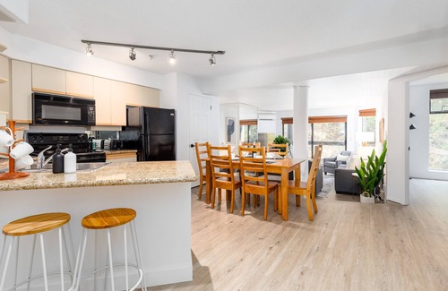 Blueberry Hill Condo | ❄︎Cloud Nine❄︎ | 2 BR Heated Pool & Hot Tub | Mountain Views | Free Parking