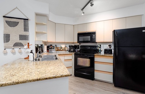 Blueberry Hill Condo | ❄︎Cloud Nine❄︎ | 2 BR Heated Pool & Hot Tub | Mountain Views | Free Parking