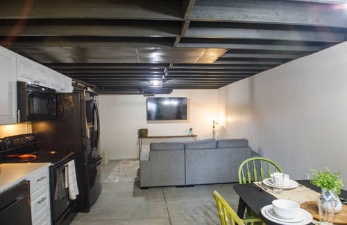 Tollgate Overlook House | Cloud Nine | Upscale Modern Apartment Huge Yard Pet Friendly!