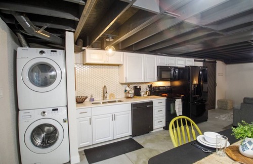 Tollgate Overlook House | Cloud Nine | Upscale Modern Apartment Huge Yard Pet Friendly!