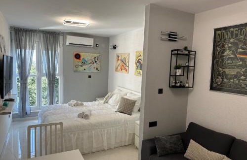 Split Apartment | Cloud9