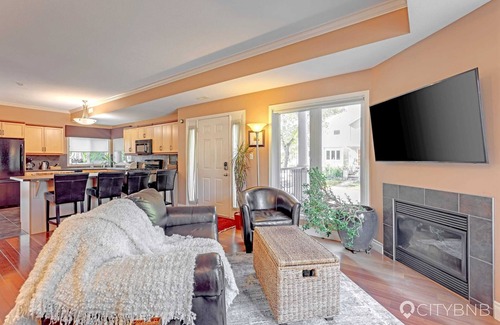 Edmonton House | Cloverdale. Sleeps 4. Steps from River Valley.
