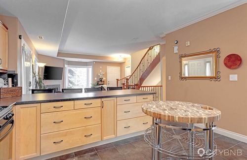 Edmonton House | Cloverdale. Sleeps 4. Steps from River Valley.