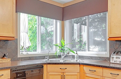 Edmonton House | Cloverdale. Sleeps 4. Steps from River Valley.