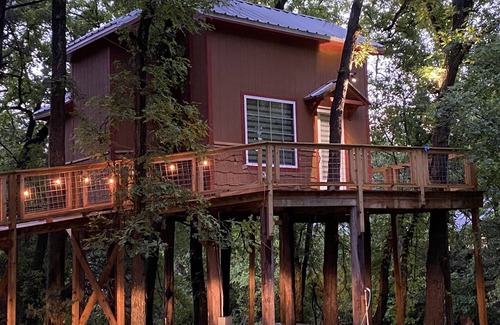 Lacy-Lakeview Cabin | Coach’s Quarters on the Creek- A Night in the Trees!