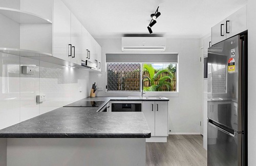 Torquay House | Coast Apartments 2 Bedroom Getaway