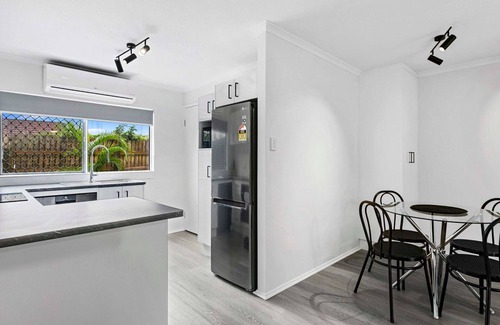 Torquay House | Coast Apartments 2 Bedroom Getaway