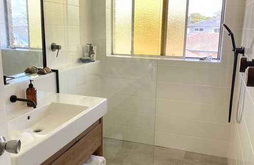 Queenscliff Apartment | Coastal and sunny - stroll to beach and vibrant Freshwater village
