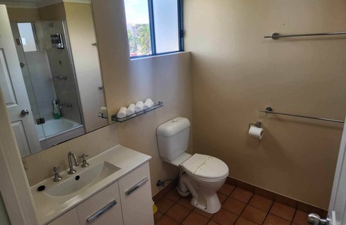 South Townsville Apartment | Coastal Breeze Studio – Steps from City, Stadium & Ferry