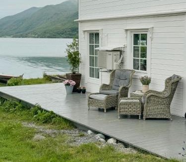 Dyroy Municipality House | Coastal Cabin In Kastneshamn