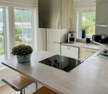 Dyroy Municipality House | Coastal Cabin In Kastneshamn