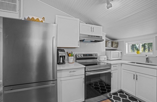 Point Judith Cottage | Coastal Cottage in Pt.Judith Walk to Beaches, BI Ferry, Ice Cream,Aunt Carries.
