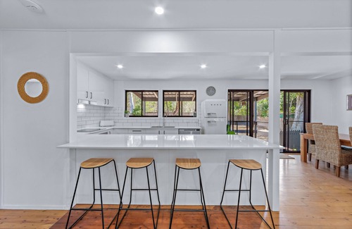 Cannonvale House | Coastal Cottage - Pet Friendly, Boat Parking, Walk to Beach & Shops