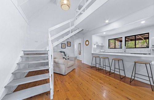 Cannonvale House | Coastal Cottage - Pet Friendly, Boat Parking, Walk to Beach & Shops