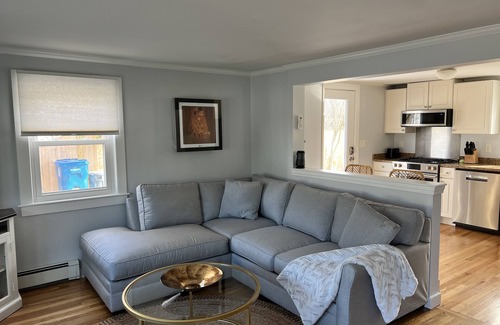 Teaticket House | Coastal Cottage, steps from Great Pond and boat launch