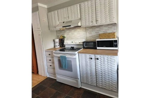 Wilmington Beach Cottage | Coastal Cottage (5min walk to beach, ample parking, dog-friendly!)