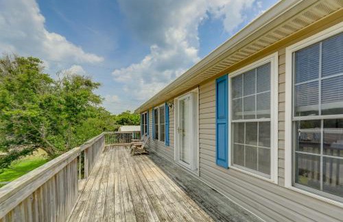 Emerald Isle House | Coastal Emerald Isle Retreat with Deck and Grill!