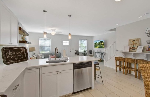 Old Village House | COASTAL GETAWAY - PROFESSIONALLY CLEANED TOWNHOUSE! GREAT LOCATION! 3BDRM