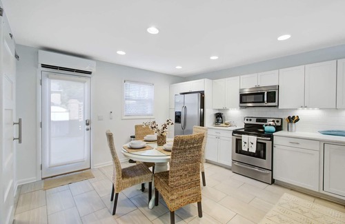 Old Village House | COASTAL GETAWAY - PROFESSIONALLY CLEANED TOWNHOUSE! GREAT LOCATION! 3BDRM