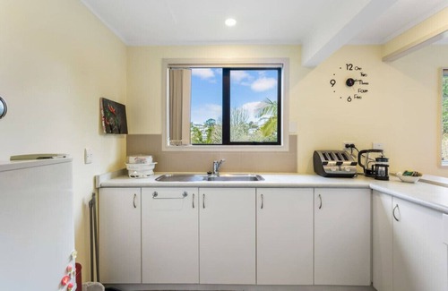 Browns Bay House | Coastal Retreat Unit close to Beach