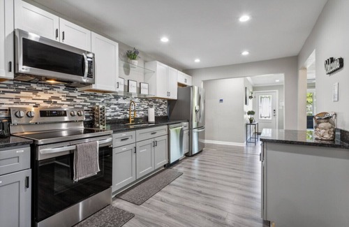 Coliseum Central Apartment | Coastal Retreat @ Coliseum| Pool, Bonus Rm, Gazebo
